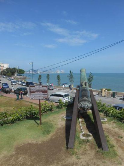 Blick vom Fort Cornwall auf die Bucht vor Georgetown.....