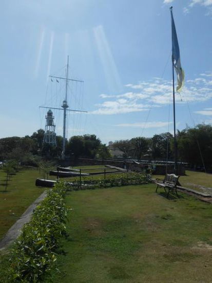 Ein Teil des Forts mit dem Leuchtturm und dem Fahnenmast im Hintergrund ...