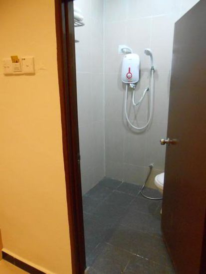 ...und auch hier: Dusche mitten im Bad!