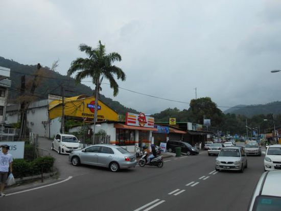 Unser Hotel und MiniMart im Vordergrund...