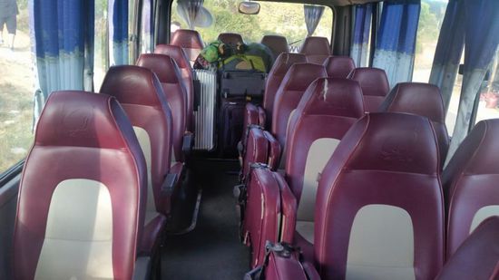 Unser Minibus mit Pepe im Hintergrund 