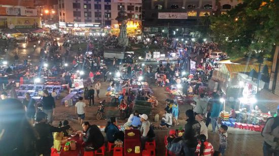 Blick auf den Nachtmarkt....es wurden im Laufe des Abends noch mehr Menschen...