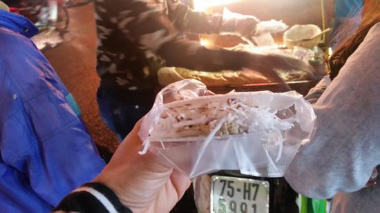 ....Reiswaffel mit Kokosraspeln, irgendeiner zuckrigen fadenartigen Masse, süßer Soße und Erdnusskernen.... - richtig gut!!