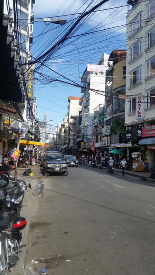 Meine Straße (Bui Vien) und gaaanz hinten im Hintergrund ist der Bitexo Finanzial Tower mit seiner Aussichtsplattform zu sehen (waren wir letztes Jahr  )