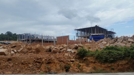 ...multipliziere diese kleine Baustelle mit 100 und man erhält eine Ahnung von den Ausmaßen der entstehenden "grand world" (so soll tatsächlich eine der Anlage heißen)