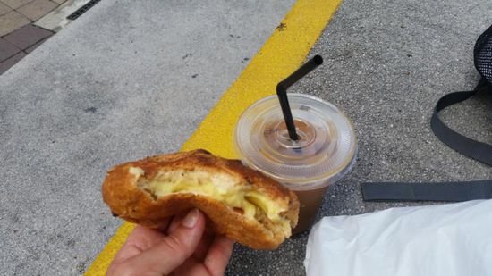Brötchen mit Käse und Iced Coffee....
