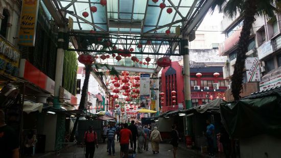 Nachtmarkt bei Tag (noch ist alles ruhig und entspannt, aber abends ist die Gasse mit weiteren Ständen voll und das Durchkommen ist recht mühsam  )