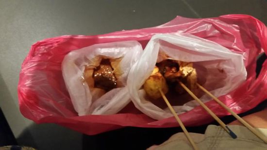 3 Spieße vom Grill mit Erdnuss-Soße....lecker!!!