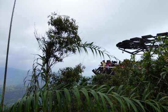 die vielen Menschen auf der Plattform haben noch eine ganze Weile vor sich - vor 20-30 Minuten standen wir da auch noch... 