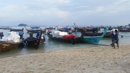 ...jede Kiste und jeder Sack Eis o.ä. wird einzeln an Land getragen 