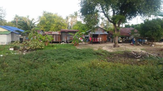 Chao Leh Siedlung auf dem Weg zum Strand