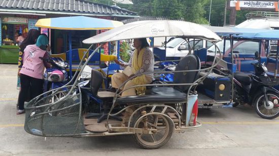Ein besonderes TukTuk - mit Bürostuhl und Gepäcknetz.....   