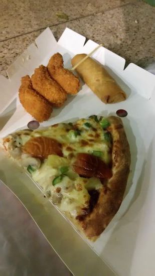 Abendessen: veg. Pizza, Frühlingsrolle, Krebsfleisch (o.ä.) am Spieß.... 