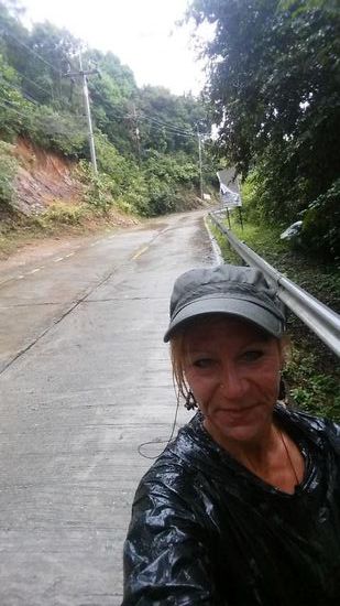 Verhüllt und Barfuß "on the road"