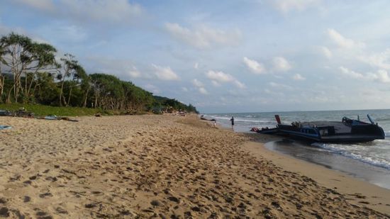 Die Fähre/das Boot hat den Sturm nicht überstanden....