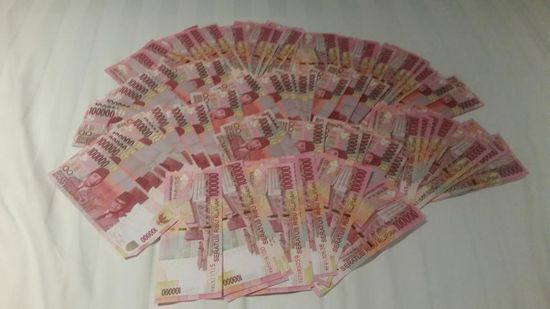 ....wenn man irendwann mal einen funktionierenden ATM findet (der mit meinen Karten arbeiten möchte  ) kann man bei dieser Währung erneut ganz schnell zur Millionärin werden...