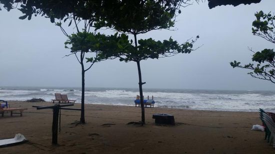hohe Wellen, ein trostloser Strand und arbeitslose Surflehrer...
