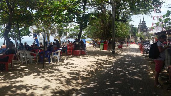 ...viele Locals am Strand..