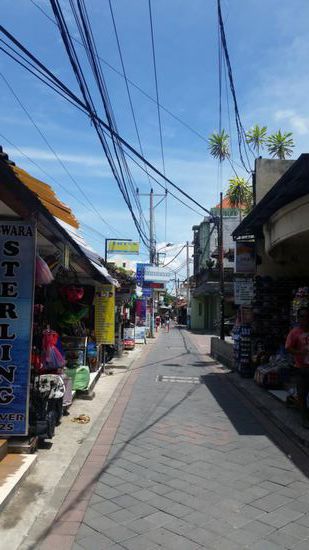 es reiht sich shop an shop (und das ist nur eine Nebenstraße  )