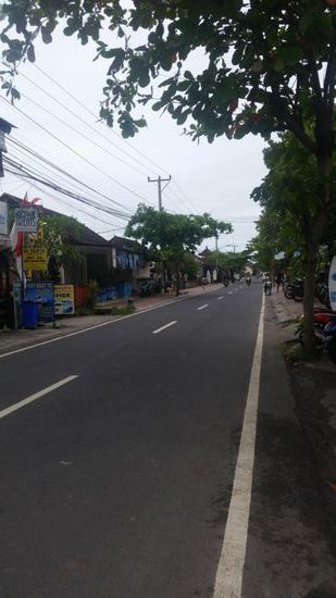 Teil der Hauptstraße in Canggu (hier gibt es sogar Bürgersteige  )