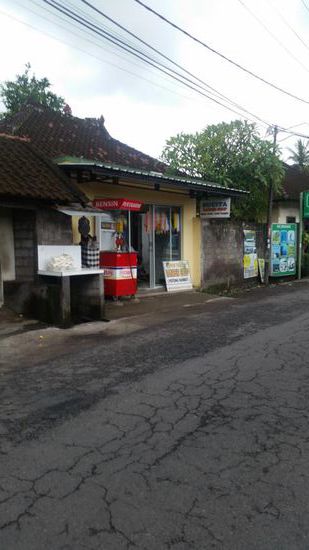 Tankstelle und Frisör
