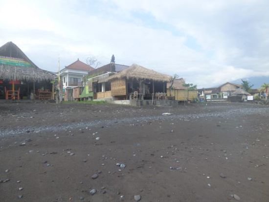Mein Hotel bzw. das Restaurat direkt am Strand (mit der Reggaebar links nebenan)