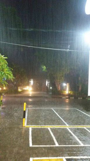 in diesem Regenschauer musste ich vom Supermarkt wieder zurück zum Hotel 