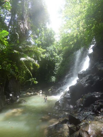 ohne hüfthoch ins Wasser zu tauchen kam man nicht an den Wasserfall ran