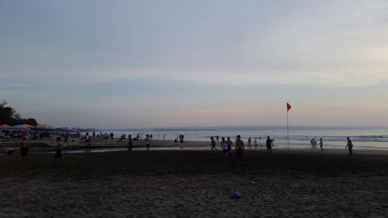 viel los zum Sonnenuntergang - einheimische Jungs spielen Fußball