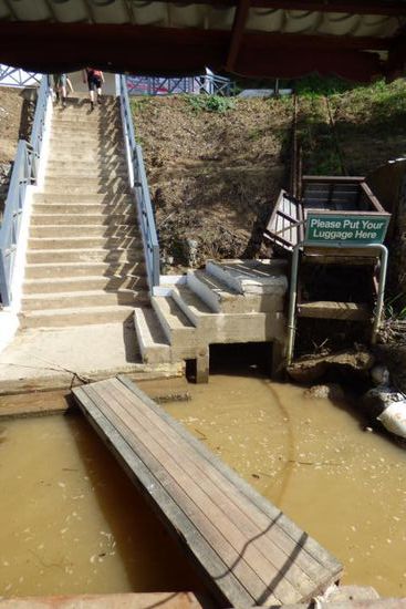 Die Gäste des Resorts müssen ihr Gepäck natürlich nicht die ganzen Stufen hinauf schleppen..... 