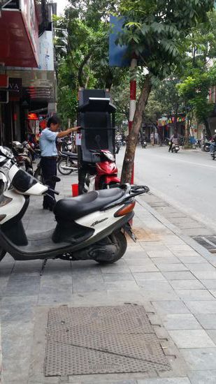 ...das ist ein Laufband, was die gerade auf den Motorroller schnallen....  
