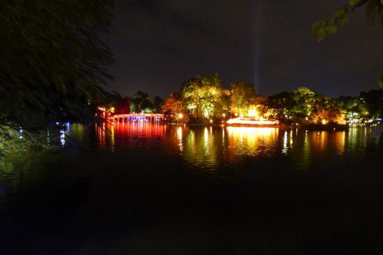 ...der Jadetempel mitsamt Brücke bei Nacht...