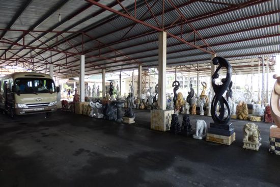 ...ich wollte eigentlich die große schwarze Skulptur kaufen - passte aber nicht mehr in den Rucksack...  