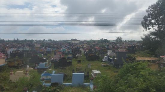 ..ein Friedhof - mit ihren Gräbern geben die sich hier wirklich Mühe 