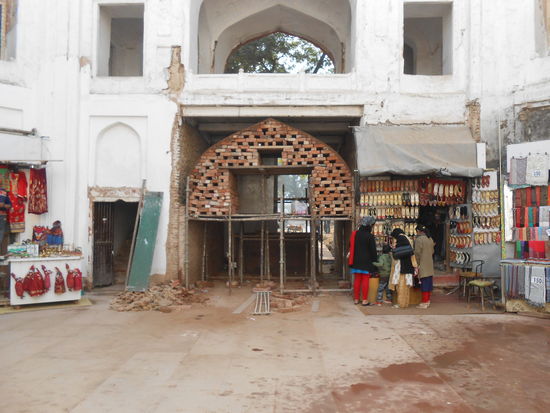 Hier wird vn oben nach unten gemauert .... wer macht denn sowas ??   