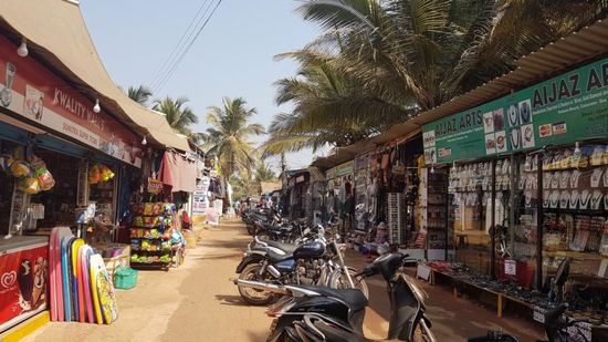 Die "Hauptstraße" mit Shops zum/vom Strand
