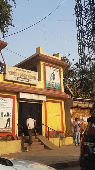 .... man beachte das Schild oben rechts - in Mumbai ist das Problem scheinbar erkannt worden ....