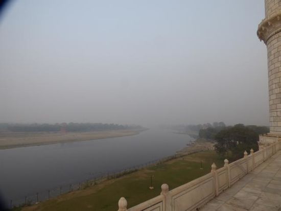 ... hinter dem Taj Mahal ist nur der Fluss ...