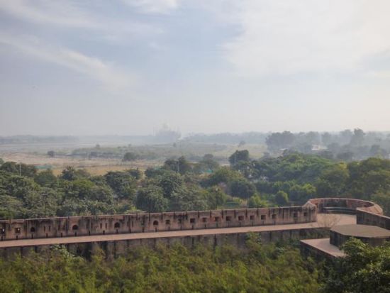 ...durch eines der Fenster konnte man hinten mittig das Taj Mahal sehen (leider wieder mal keine klare Sicht )