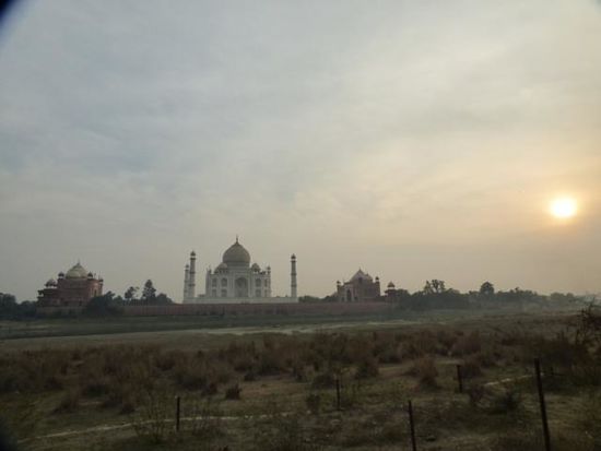 Taj Mahal von der anderen Seite des Flusses bei sinkender Sonne