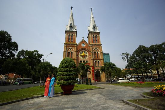 Notre Dame (fast wie in Paris) und 2 Vietnamesinnen possieren davor im traditinellen Ao Dais. Aber für einen anderen Fotograf 