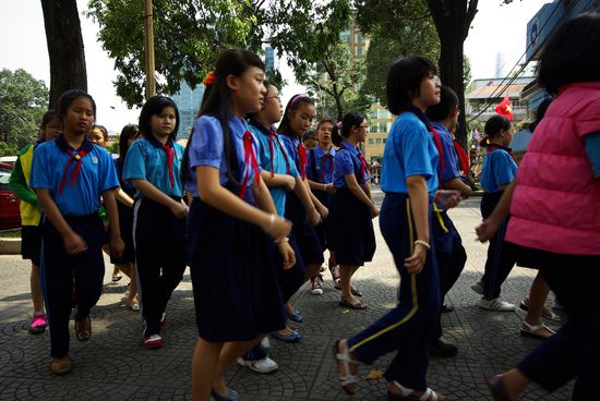Schulkinder exerzieren vor dem Krankenhaus bei der Notre Dame Kirche in bester FDJ Manier.