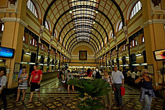 Innenansicht des Hauptpostamtes. In der Mitte ein Bild von Onkel Ho. Eine Briefmarke nach Deutschand kostet ca 50cent.