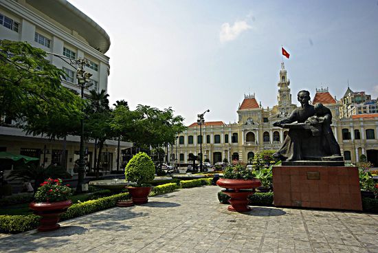Das Stadtmuseum. Links ist das Rex Hotel zu erkennen.