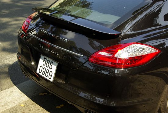 Auch im Kommunismus sind nicht alle Menschen gleich. Ein Schullehrer, der 100US$ / Monat verdient, oder ein Mittelklasse Hotelmanager, der 300 $ bekommt, wird wohl bei seinem Motorroller bleiben. Auch Audi R8, BMW X6 etc sind öfters zu sehen als Lada .