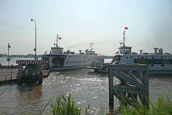 Der Fährübergang: nicht nur eine, nein 6 Fähren waren zu gleich im Einsatz.