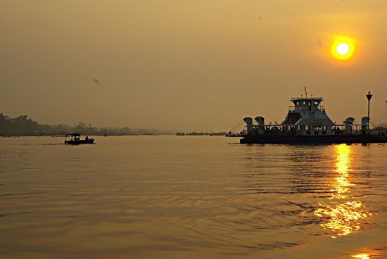 06:30 Sonnenaufgang am Hau Giang, einem Nebenluss des Mekong