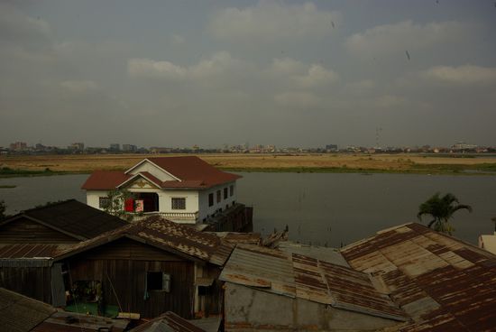 Blick aus umserem Fenster des Grand View Guesthouses auf den Boeng Kak See. Leider wurde er von eine privaten Investor aufgekauft und schon zu 2/3 zugeschüttet ( siejt man a,m Sand im Hintergrund.) Viele Gästehäuser und Restaurant, die illegan in den See hineingebaut haben und dem Viertel einen besonderen Flair gaben, sind abgerissen.