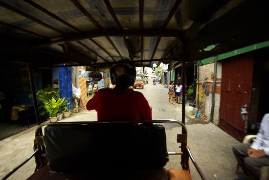 Yes, Sir, Madam, TukTuk !!  Mit dem Änhänger am 125er Moped geht es durch die engen Gassen des Boeng Kak Viertels
