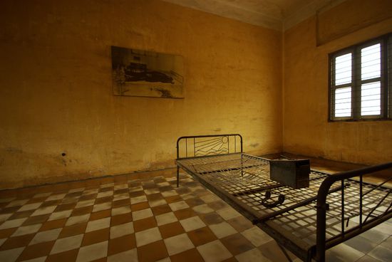 Kein Zimmer eines billigen Gästehauses, sondern ein Folterraum um S21.